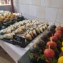 Ein reich gedeckter Buffet-Tisch mit vielfältigen herzhaften Fingerfood-Kreationen, Wraps und kleinen Snacks.