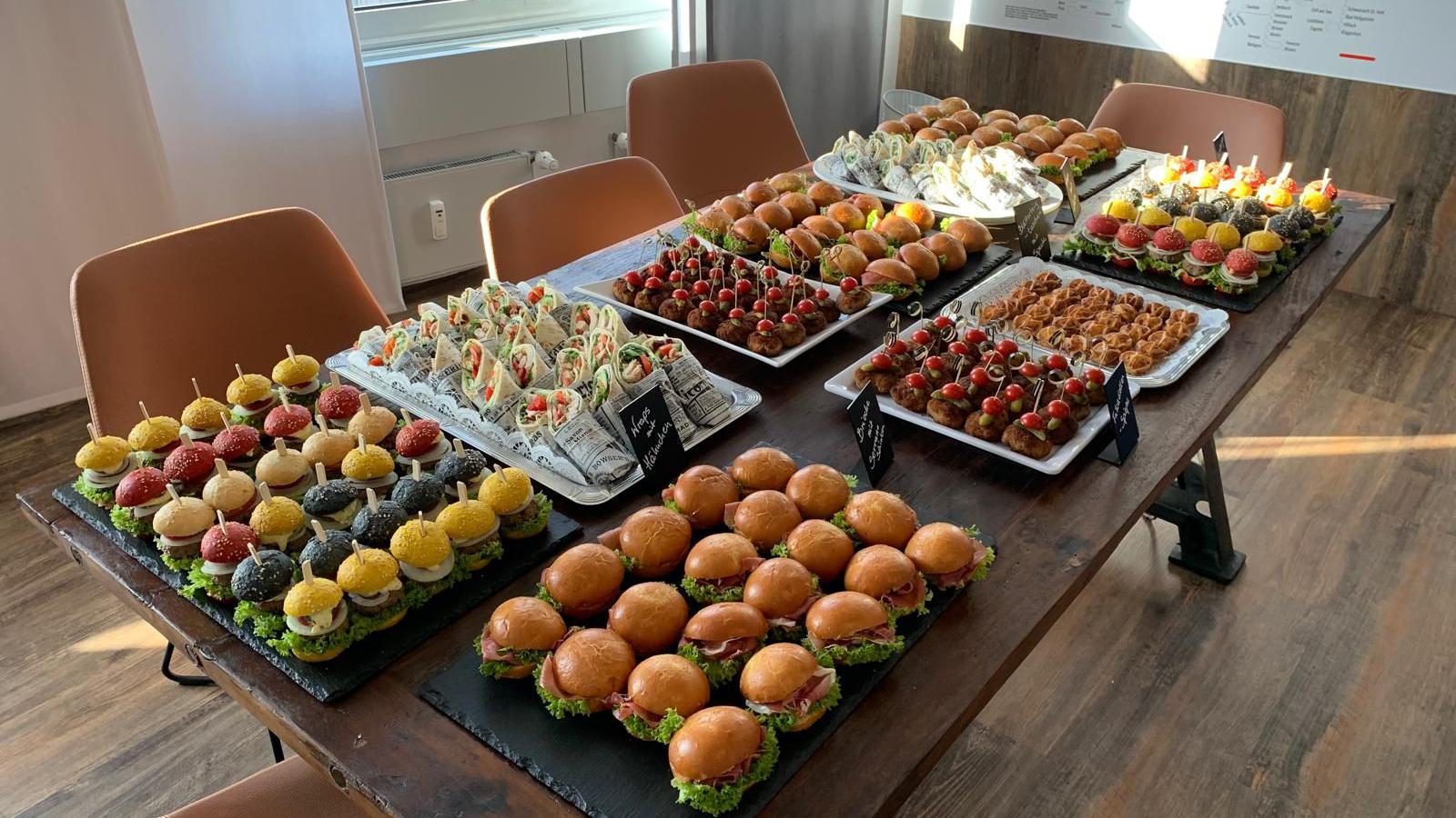 Ein großes Buffet mit vielfältigen Süßspeisen, Gebäck, Kuchen und Früchten.