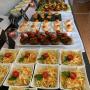 Ein reichhaltig gedeckter Buffet-Tisch mit verschiedenen herzhaften Speisen und Salaten