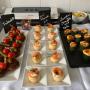Buffet mit verschiedenen Häppchen, darunter Frikadellen, Mini-Pasteten und Zucchini-Soufflé.